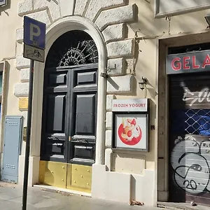 https://appartamento-merulana-a-due-passi-dal-colosseo.it-romehotels.com